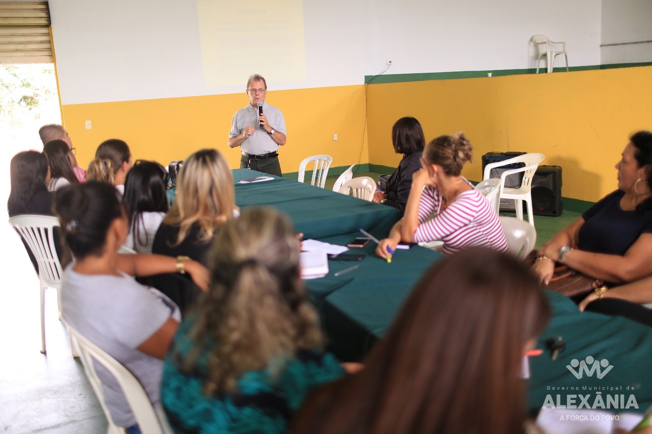 Equipe da Assistência Social recebe grande palestra de Vicente Faleiros